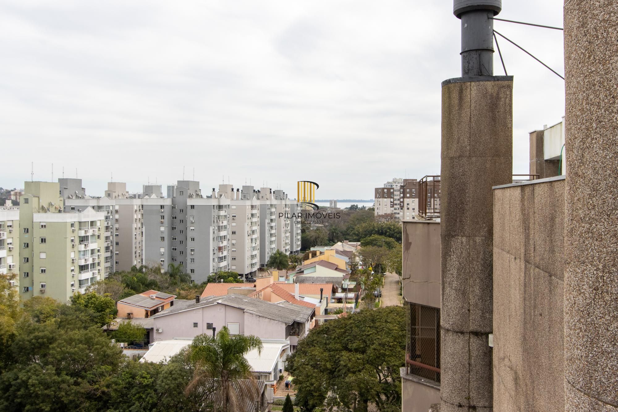 Cobertura com 137m², no Bairro Cristal, de 2 dormitórios, sento uma suíte, ampla sacada, churrasqueira, vista panorâmica, vaga coberta.