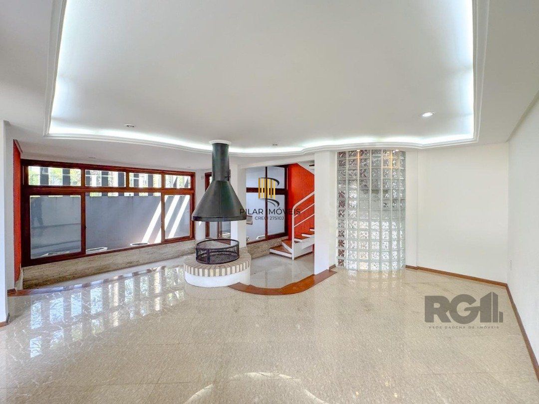 Com 4 suítes espaçosas, incluindo uma master com closet,
