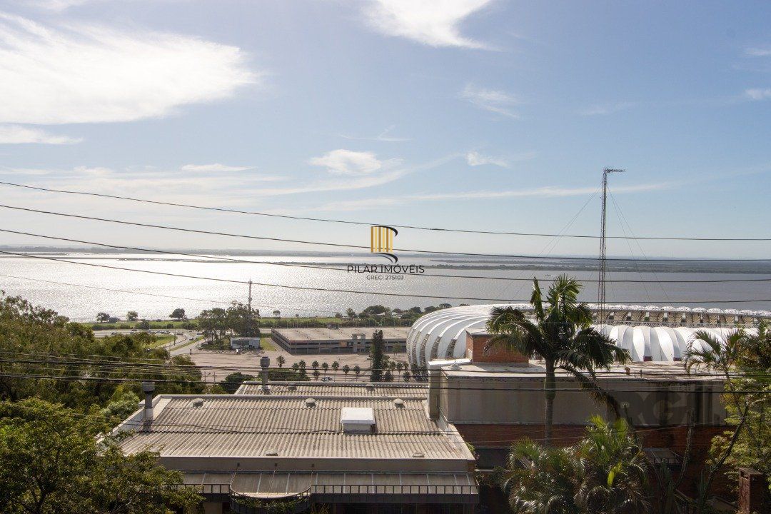 Casa com 724 m² privativos, 4 dormitórios sendo 4 suítes, 6 vagas sendo 3 cobertas