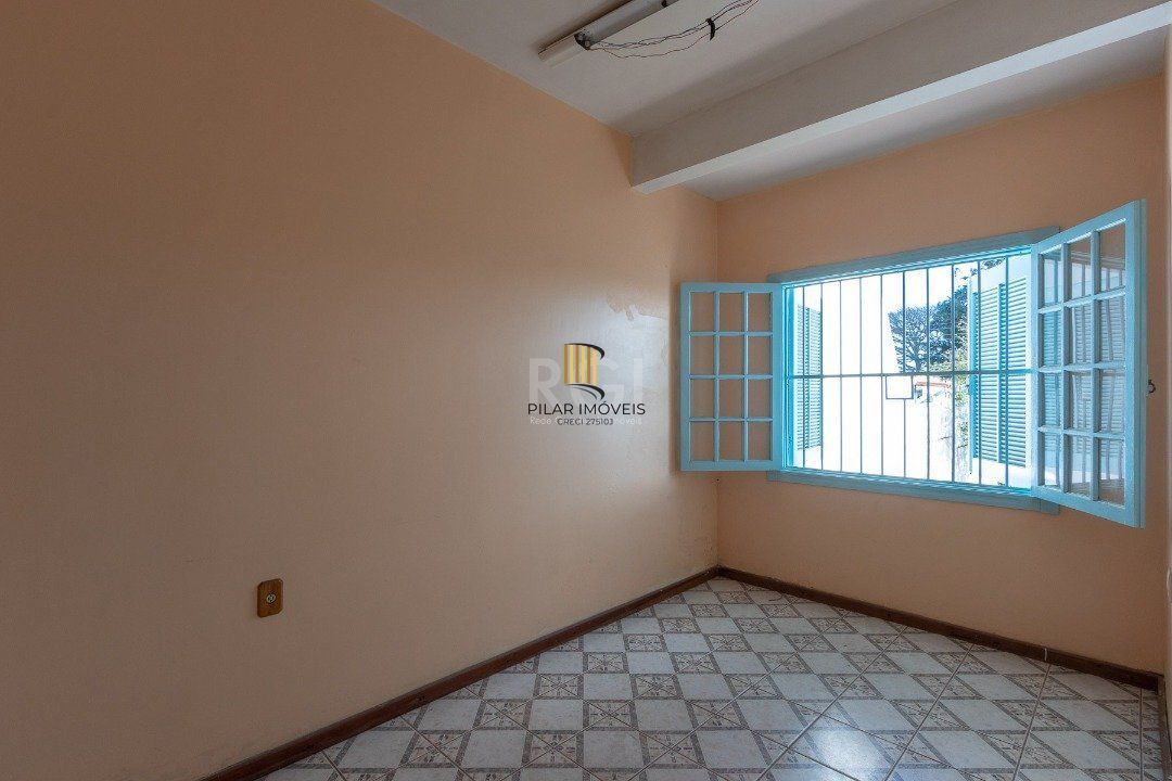 Casa com piscina em localização nobre no bairro Tristeza com vista para Rio Guaíba.
