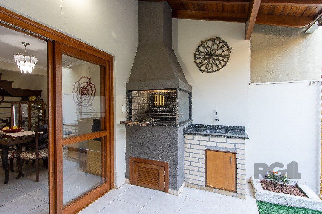 Casa para Venda - 300m², 5 dormitórios, sendo 1 suites, 4 vagas - Portal do Guarujá
