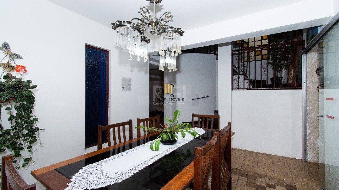 Casa para Venda - 238m², 3 dormitórios, sendo 1 suites, 3 vagas - Camaquã