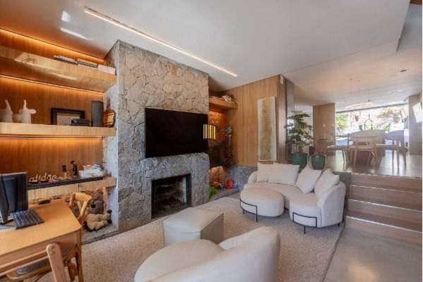 Casa com 3 suítes amplas, além de uma sala generoso com lareira e 2 vagas de garagem.