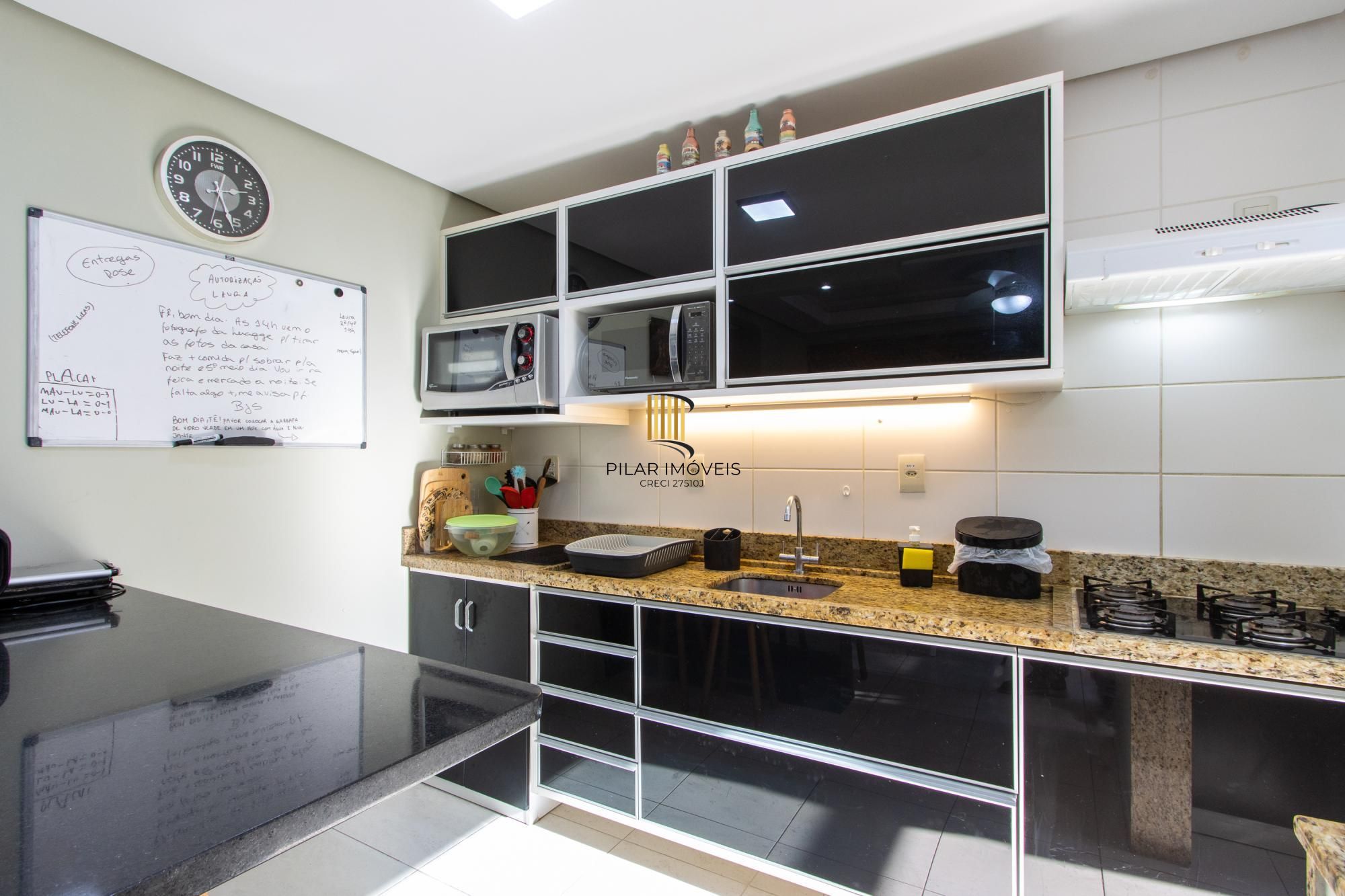 Casa em condomínio, com 3 quartos, com suíte, 2 vagas cobertas, churrasqueira, no Bairro Nonoai.