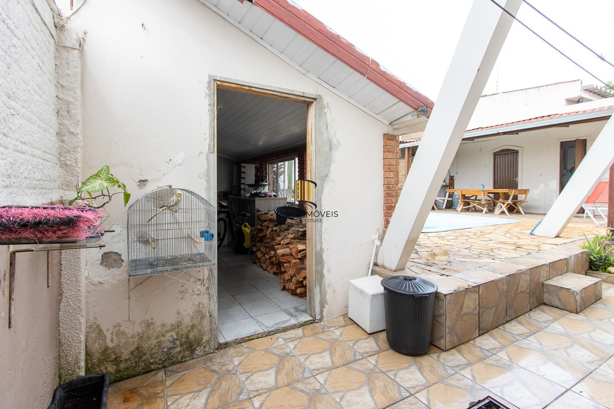 Casa de 4 dormitórios, 2 suítes, piscina, pátio e 2 vagas de garagem.