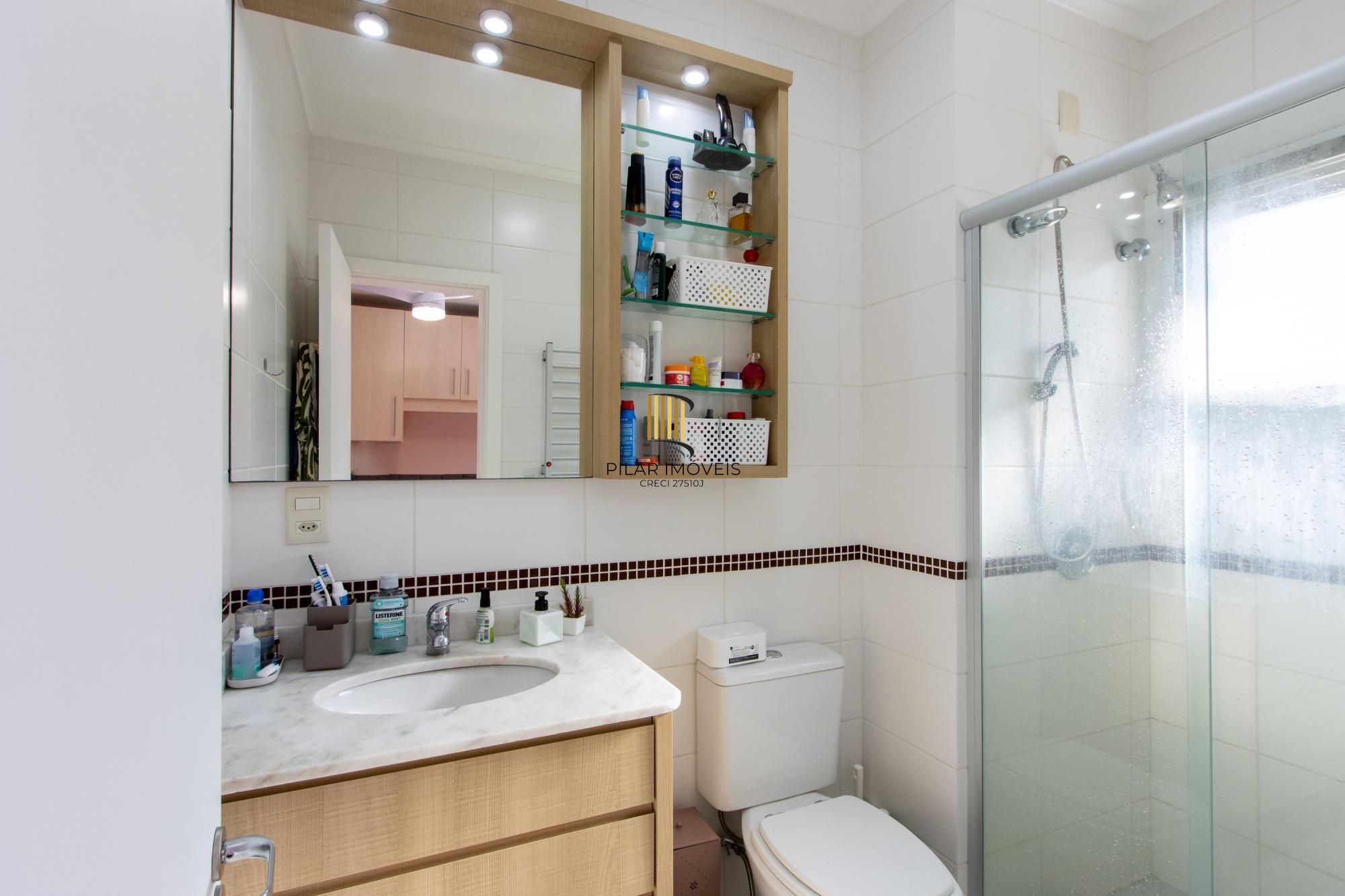 Casa em condomínio, com 3 quartos, com suíte, 2 vagas cobertas, churrasqueira, no Bairro Nonoai.