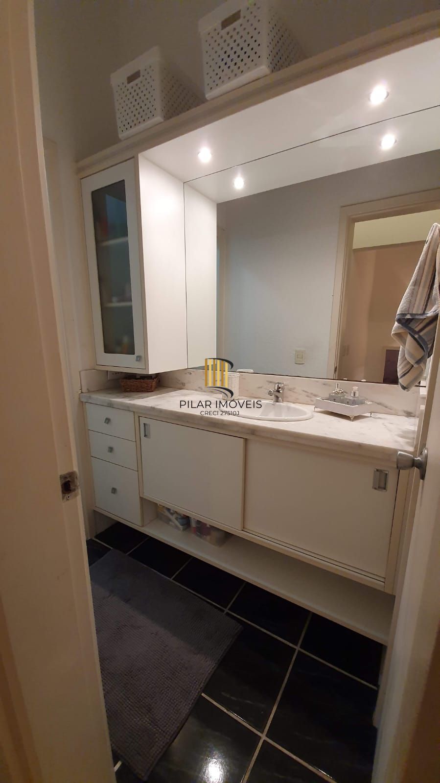 À venda sobrado em condomínio fechado e semi mobiliado!