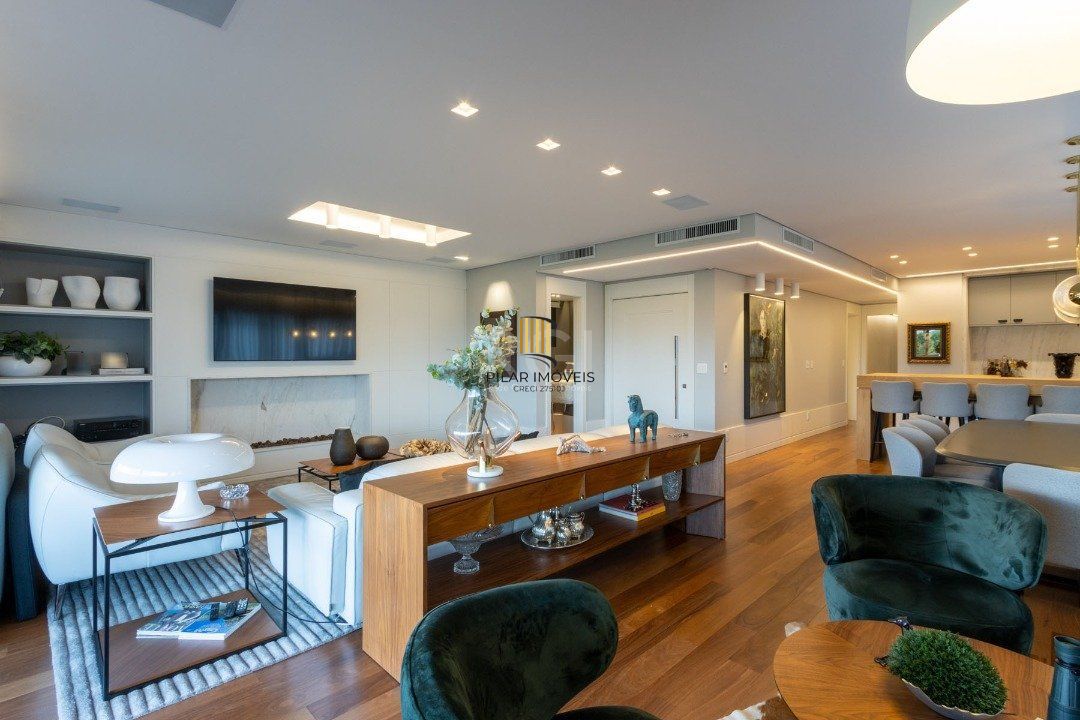 Apartamento mobiliado, com cerca de 256,42m² privativos e com 3 suítes,
