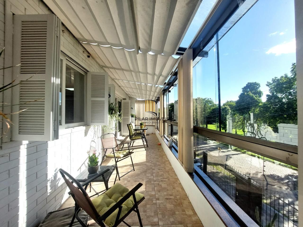 Linda casa totalmente reformada, 3 quartos (1 suite), 2 vagas cobertas - Bairro Nonoai