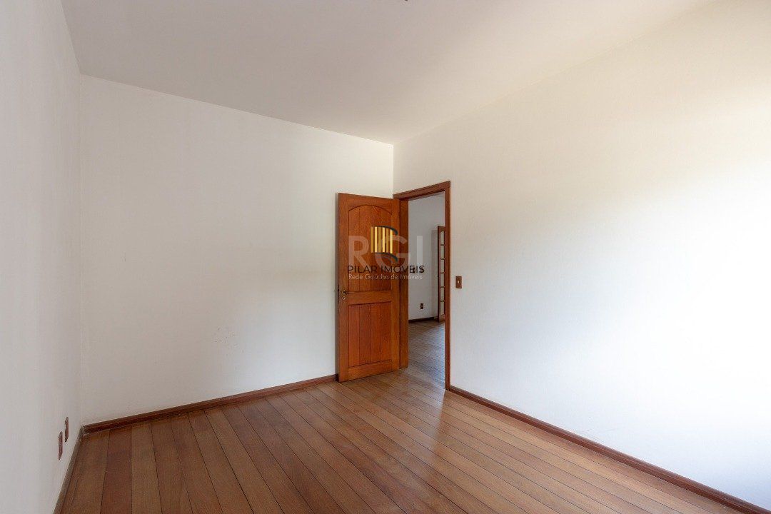 Casa para Venda - 460m², 4 dormitórios, sendo 1 suites, 4 vagas - Cristal