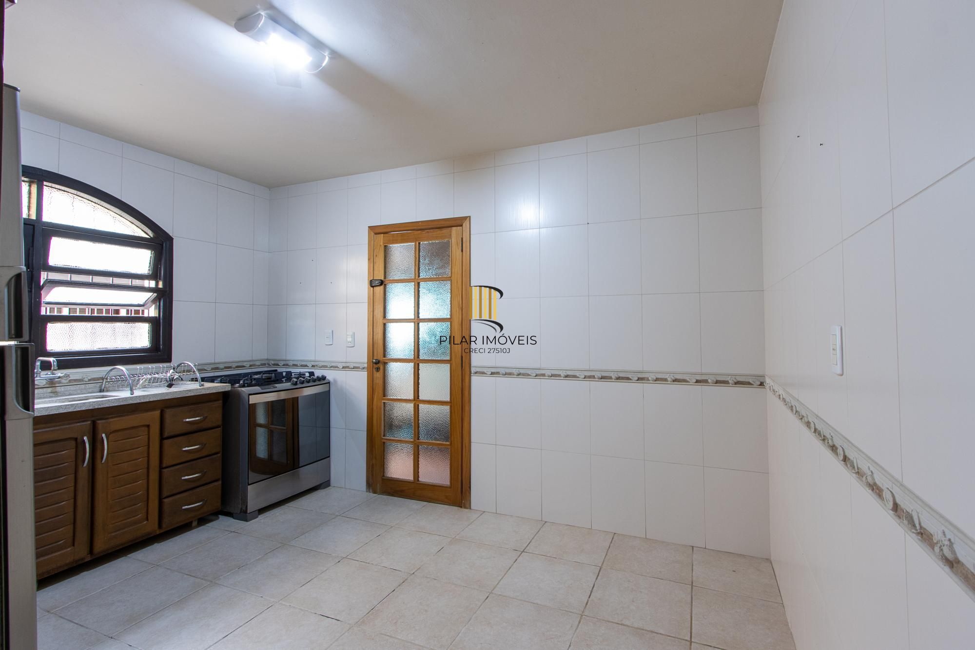 Casa de condomínio, 3 dormitórios, 1 suíte, 1 vaga coberta, no bairro Cristal.