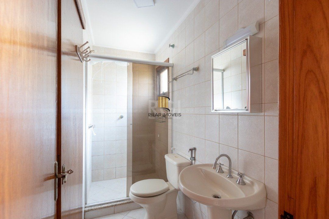 Casa de Condomínio 3 dormitórios no bairro Camaquã