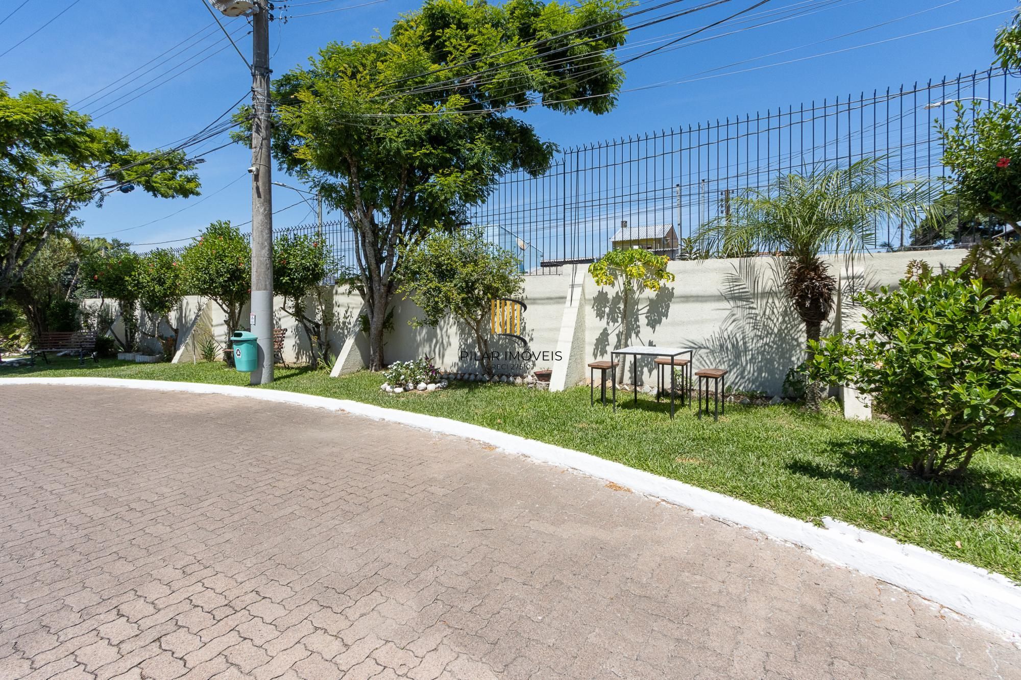 Casa de condomínio, de 3 dormitórios, 1 suíte e 2 vagas de garagem.