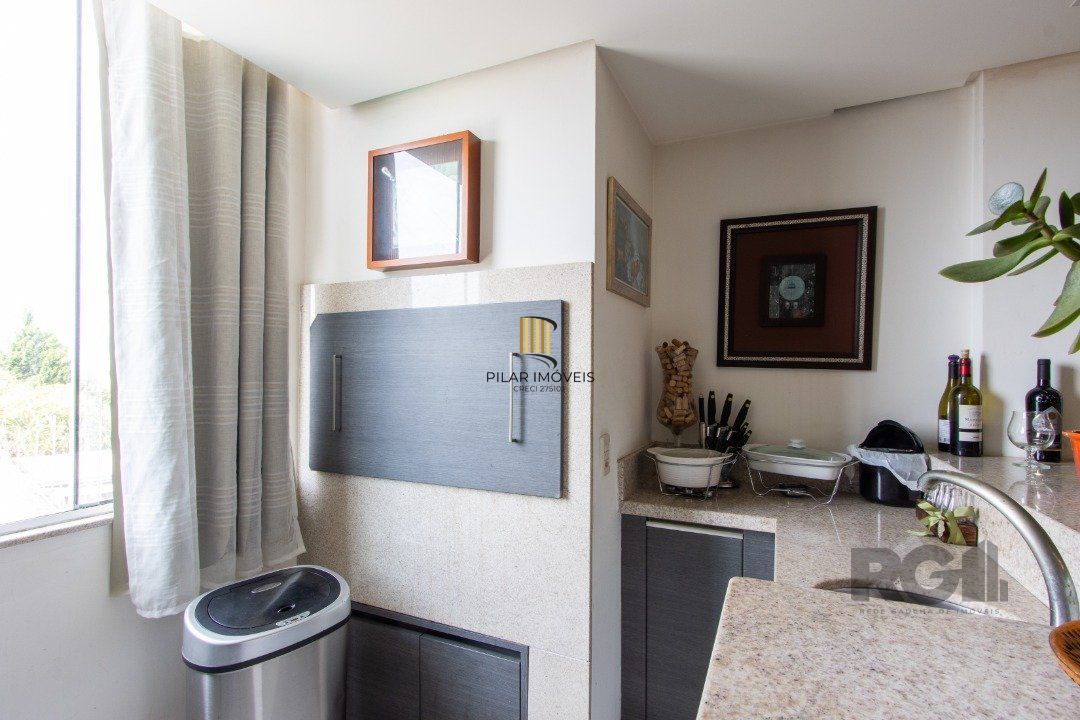 Casa em condominio . com 6 suites, sendo 3 suítes master com closet e hidro.