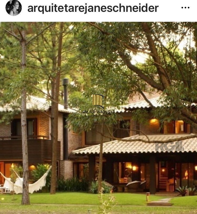 Casa com  griffe, no Condomínio Carmel, no coração do litoral norte, juntinho à Central de Atlântida,  entre bosques e ares de serra. - Pilar Imóveis