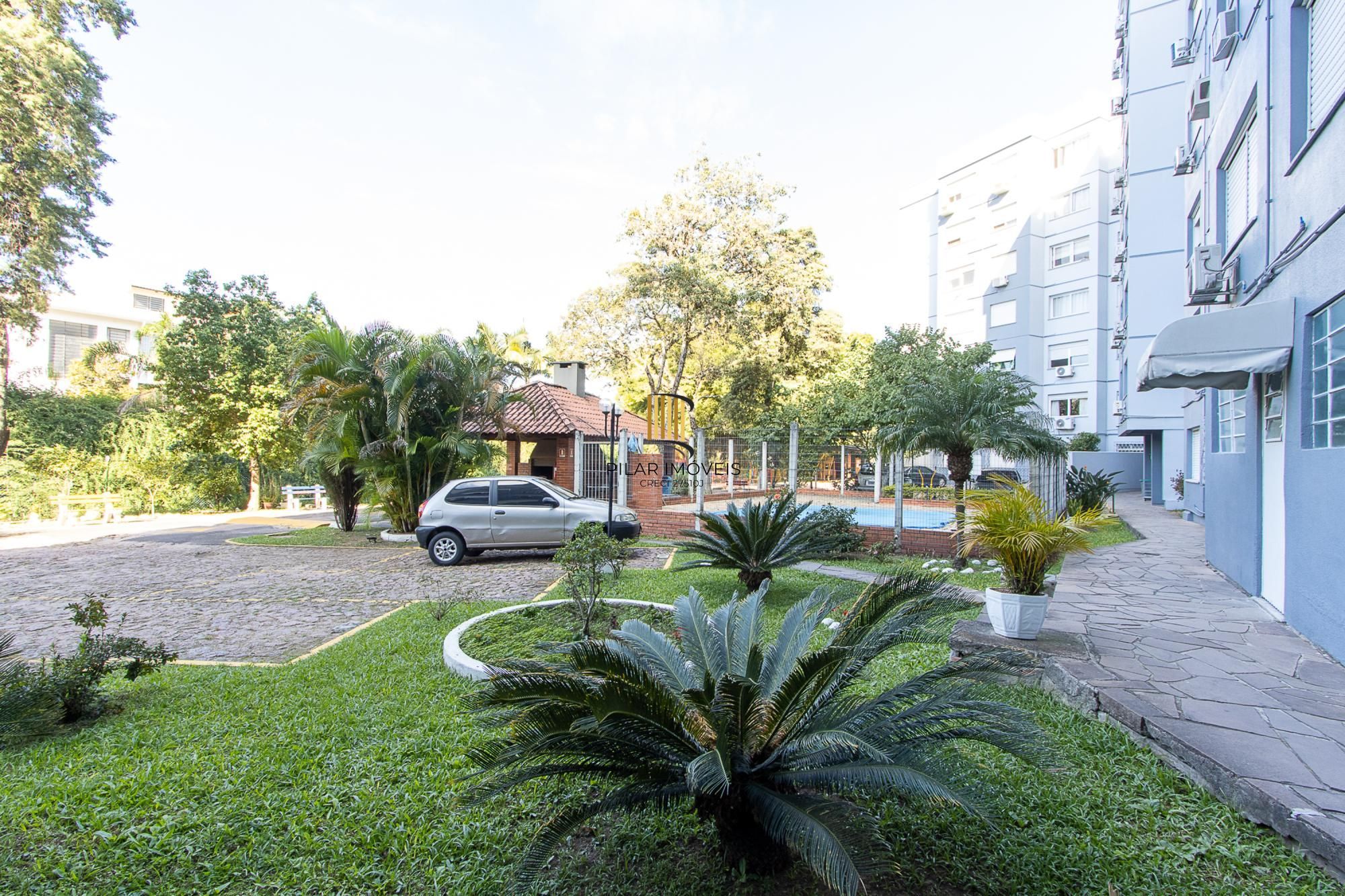 Apartamento de 2 quartos, living, cozinha planejada, área de serviço e 1 vaga.
