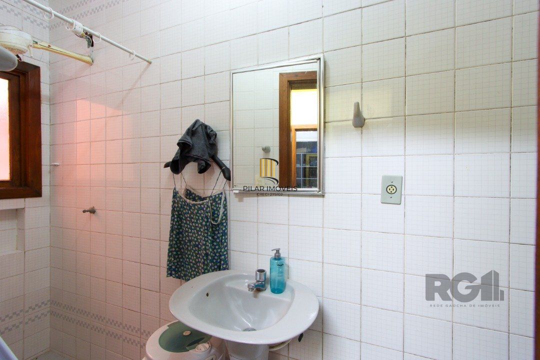 Casa com 4 dormitórios, sendo 1 suíte, com 2 vagas cobertas, no bairro Nonoai, Porto Alegre, RS