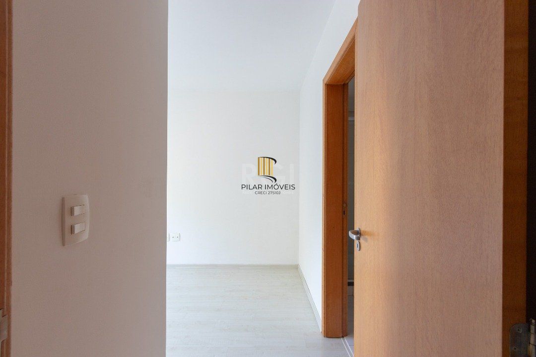 Apartamento de dois dormitórios, uma suíte, living, cozinha com churrasqueira, área de serviço, banheiro social e uma vaga de garagem.