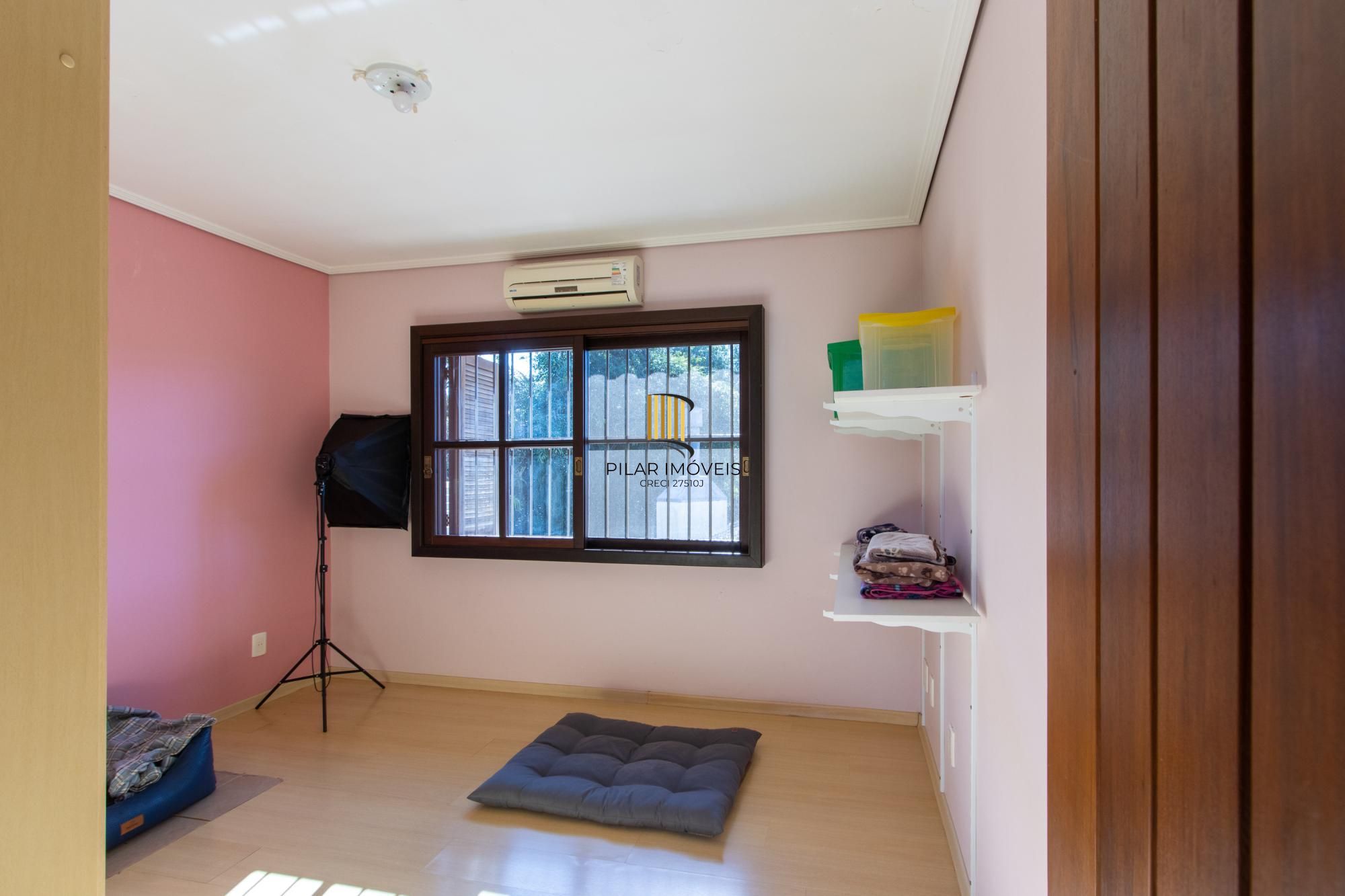 Casa com 3 quartos e 357m² à venda em Tristeza, Porto Alegre.