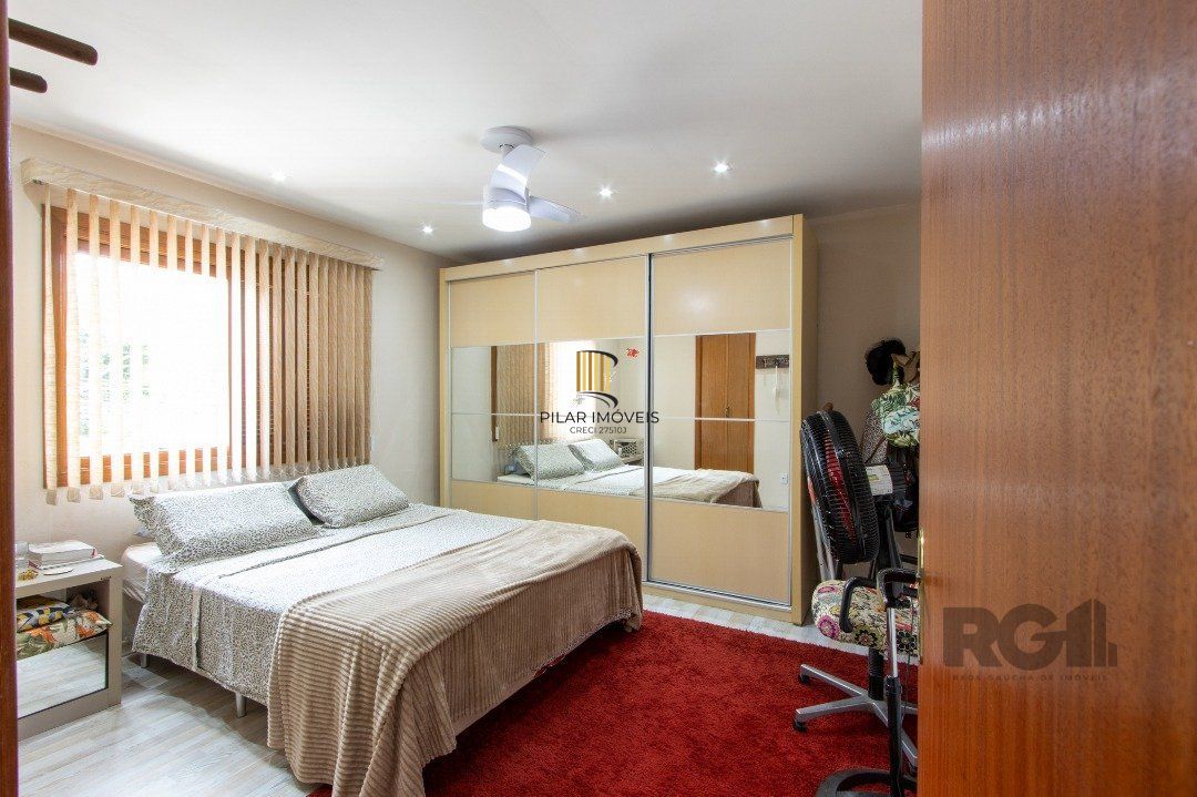 Sobrado, 3 quartos, 2 banheiros, pátio, 2 vagas, piscina - Bairro Vila Nova