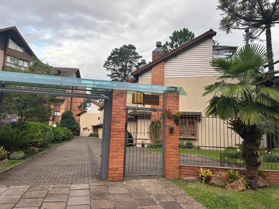 Sobrado de Alvenaria em Condominio  no bairro Nobre de Gramado