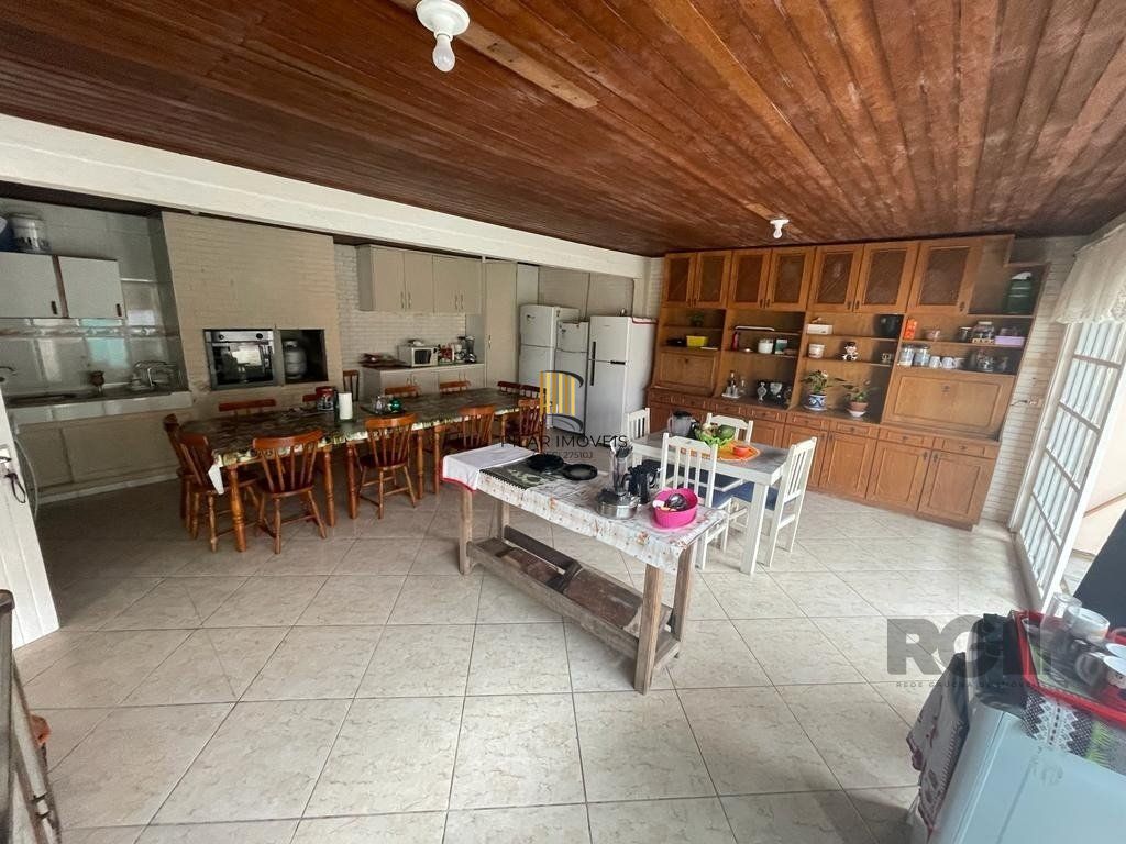 Casa com 6 dormitórios em Atlântida