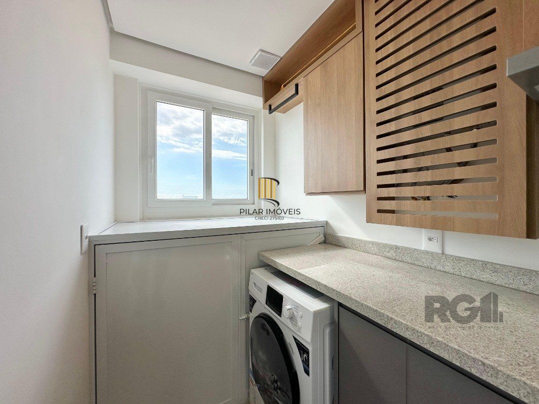 Com 03 suítes, lavabo, e totalmente mobiliado e decorado,