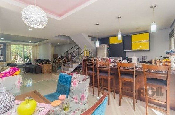 Possui 3 dormitórios sendo 1 ampla suíte com closet e sacada, living em conceito aberto,  cozinha integrada