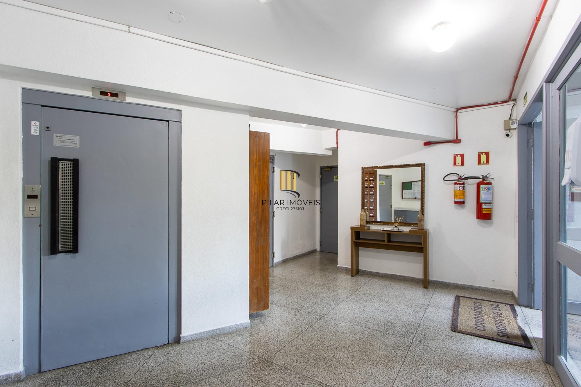 Apartamento de 2 quartos, living, cozinha planejada, área de serviço e 1 vaga.