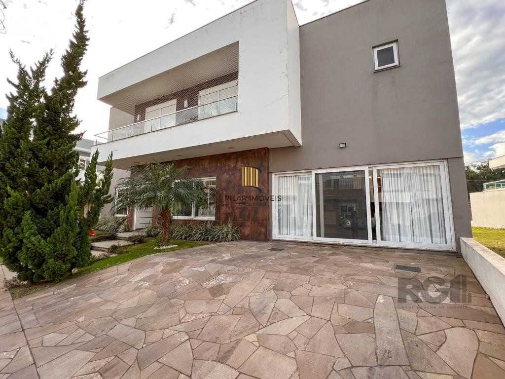 Excelente residência com aproximadamente 219m² privativos,