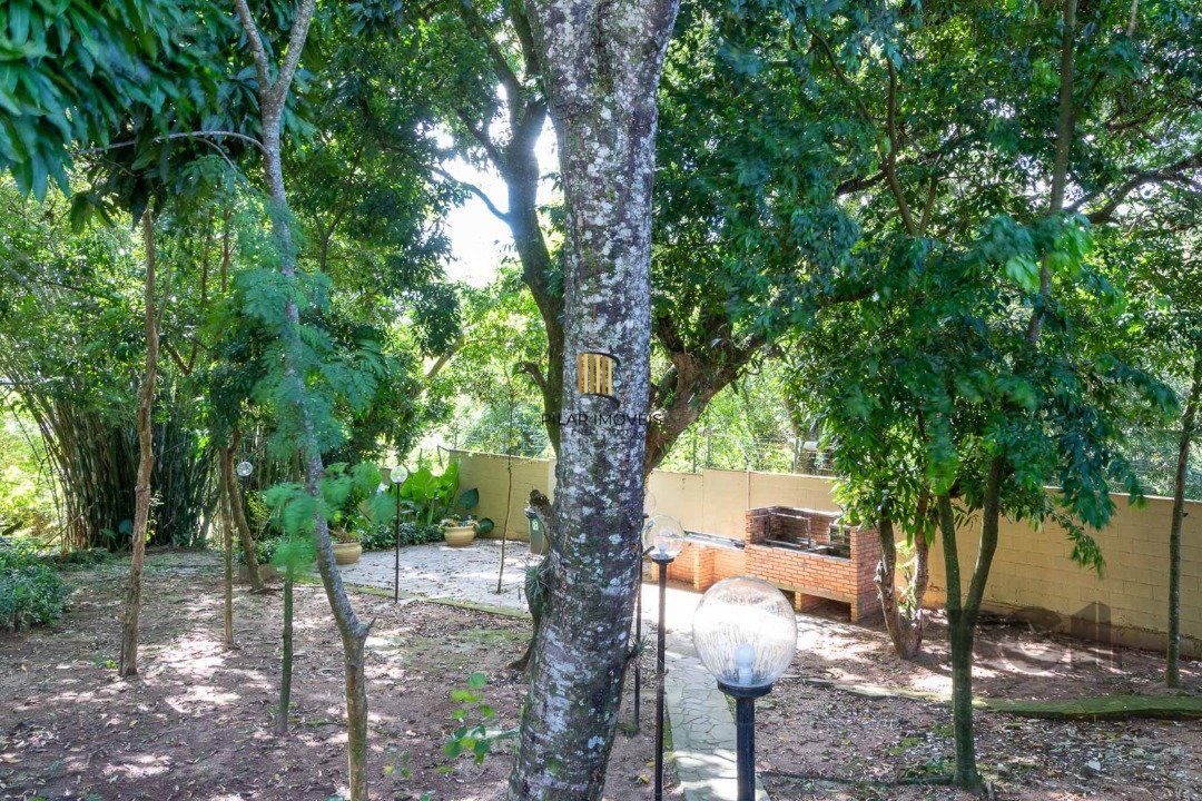 Casa em condomínio fechado,  com 3 quartos,  suíte, 3 banheiros e 2 vagas - Bairro Teresópolis