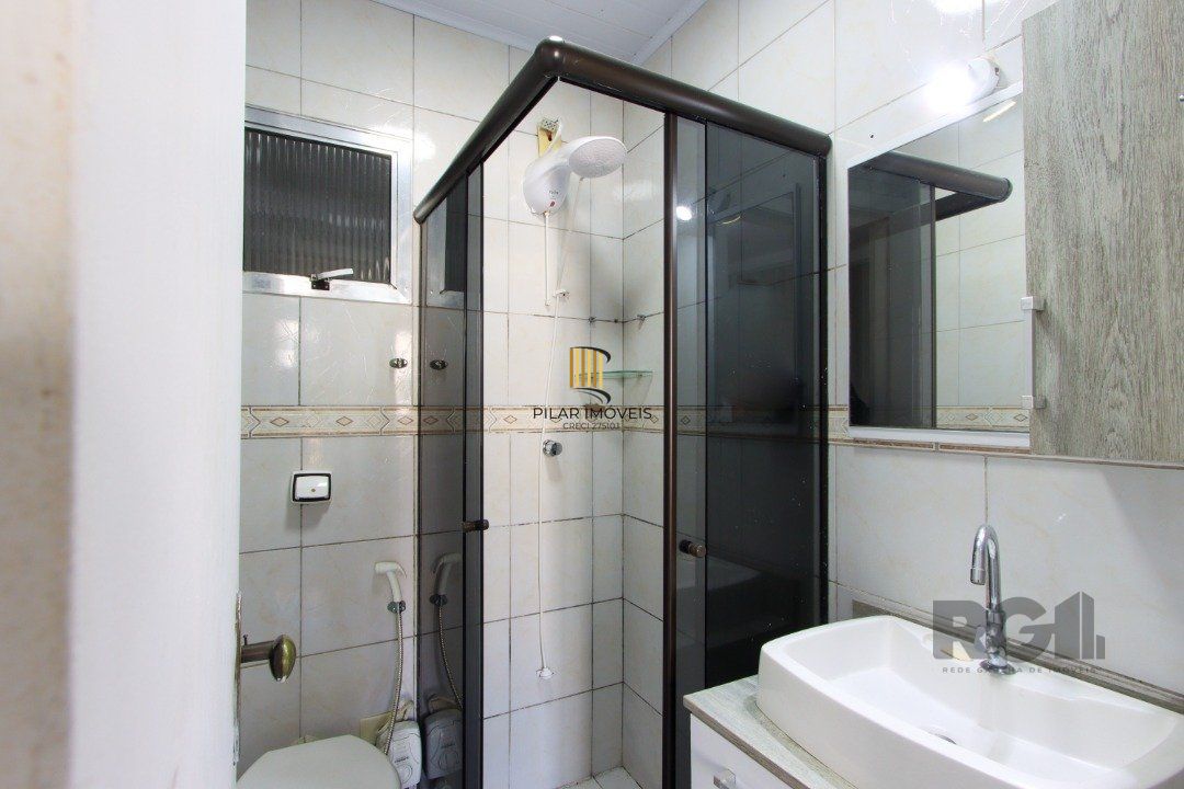 Apartamento semi-mobiliado, possui 3 dormitórios, sendo 1 suíte