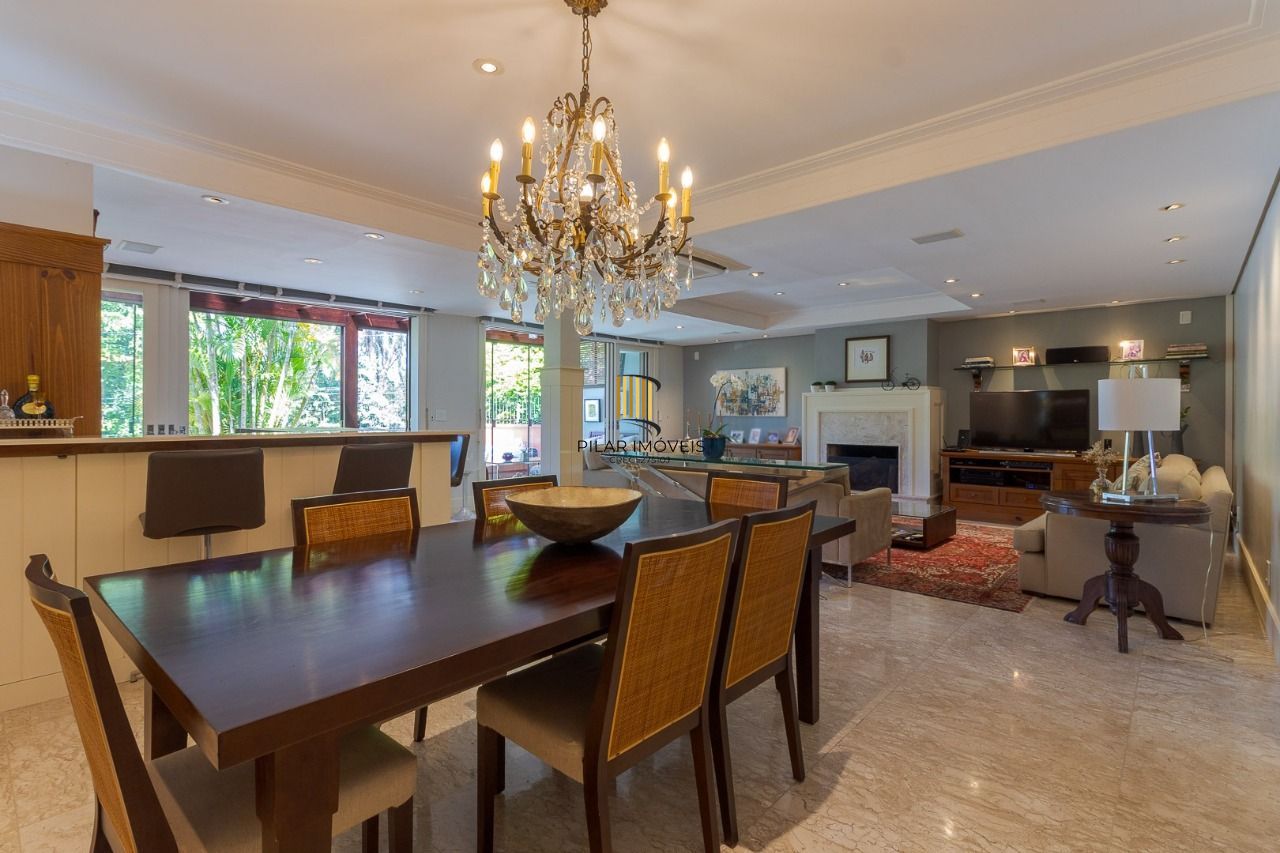 Casa em Condomínio com 487m² | 4 Dormitórios sendo 4 suítes, 3 vagas, no Bairro Três Figueiras, Porto Alegre
