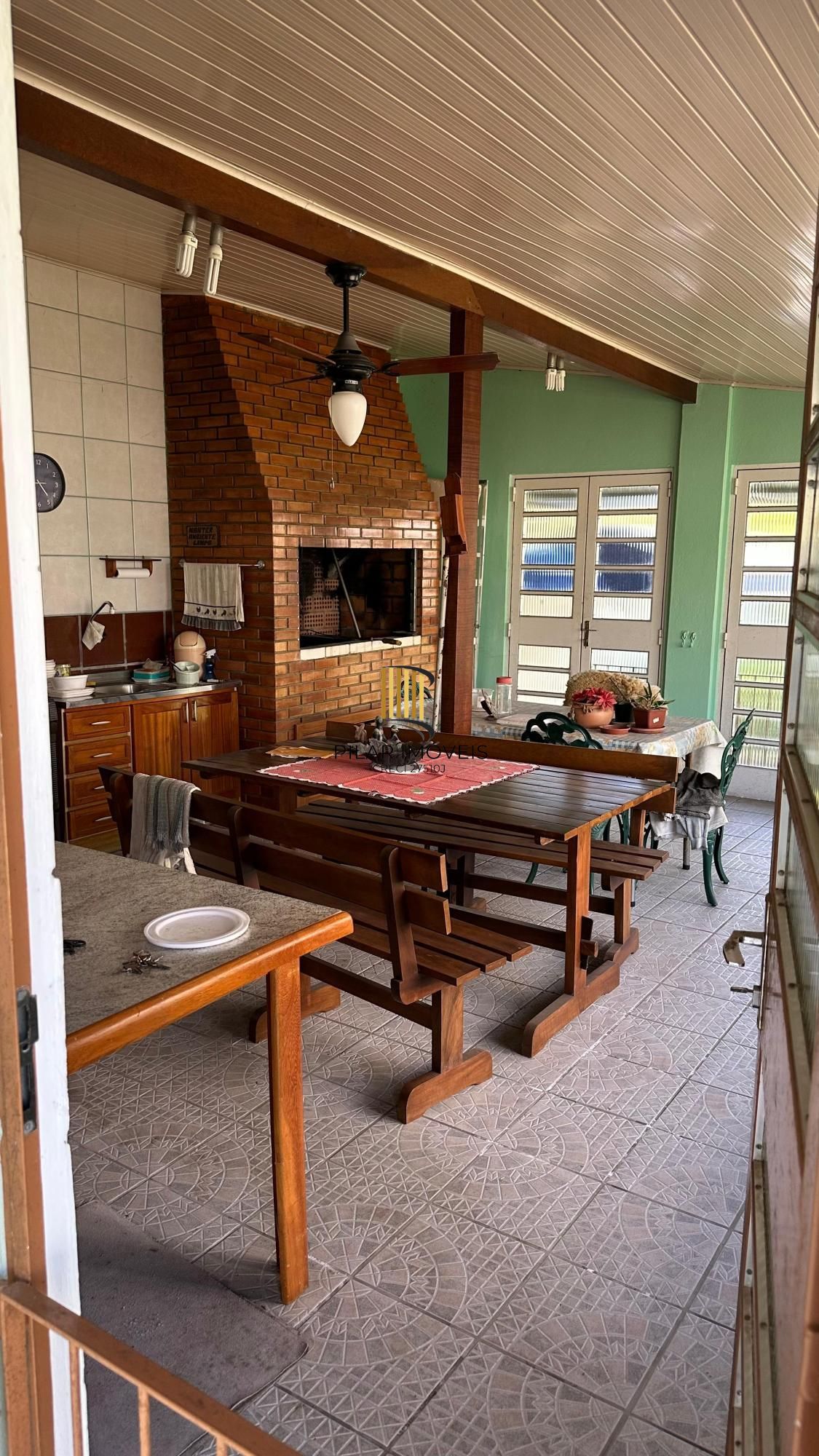 Casa com 4 dormitórios no Bairro Tristeza, com churrasqueira, lareia e vaga de garagem.