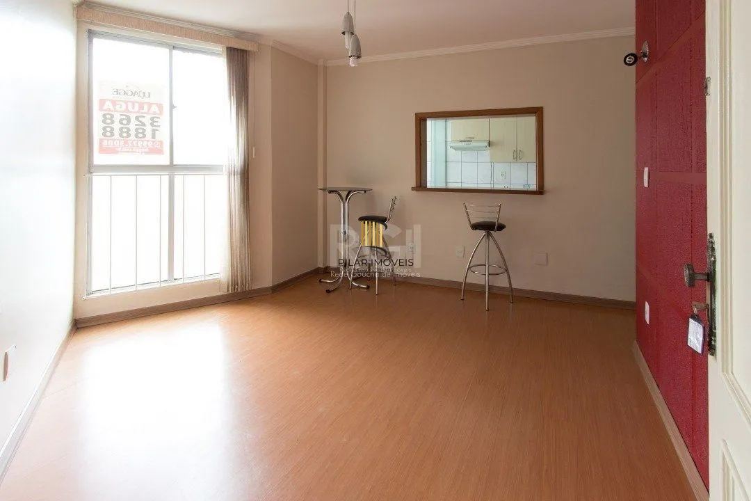 Apartamento de 2 dormitórios e 1 vaga de garagem no bairro Cristal.