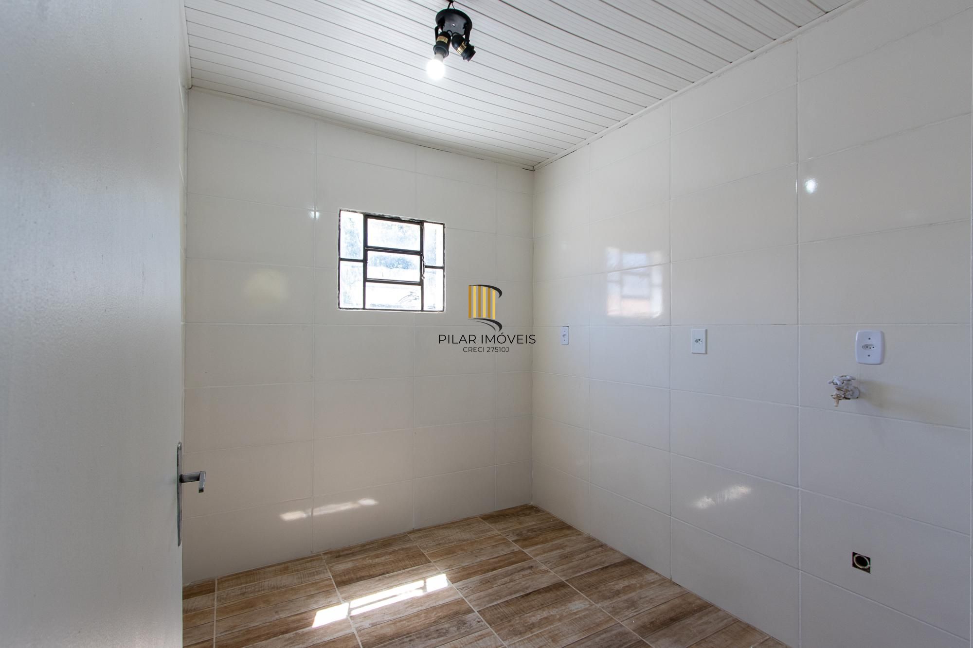 Casa de alvenaria, com 3 quartos, 1 suíte e 3 vagas de garagem.