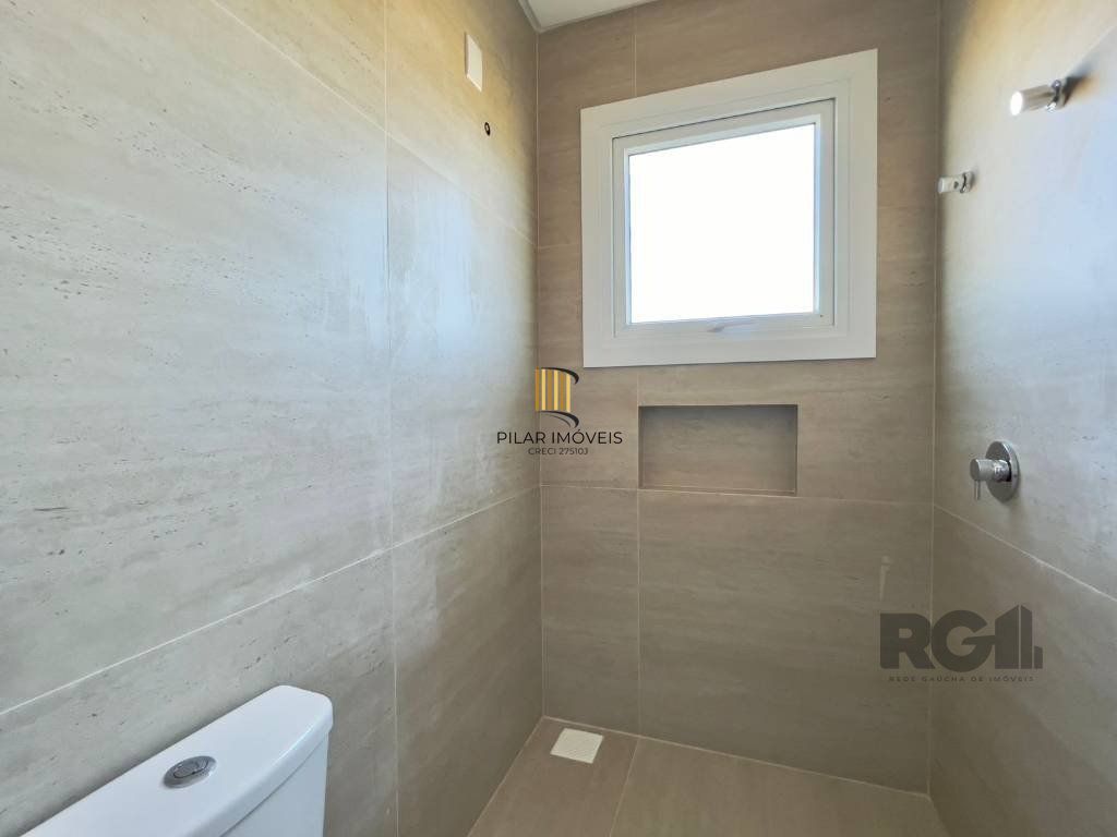 Casa térrea, com 225M², 04 suítes, sendo uma suíte americana, lavabo, living integrado, área de serviço.