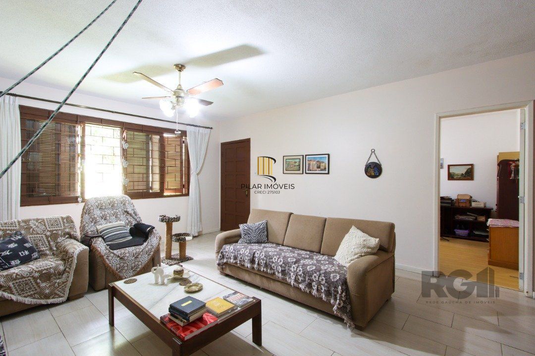 Casa térrea com  hall de entrada ,4 dormitórios