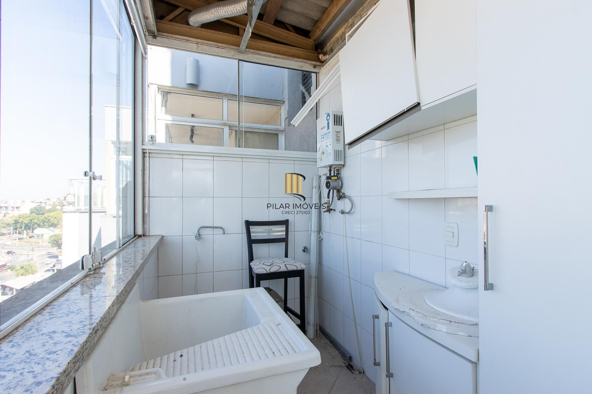 Cobertura de 3 dormitórios, 1 suíte e duas vagas de garagem no bairro Cristal.