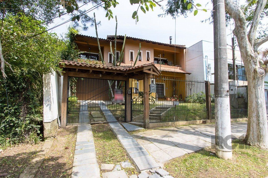 Casa para Venda - 300m², 3 dormitórios, sendo 1 suites, 4 vagas - Nonoai