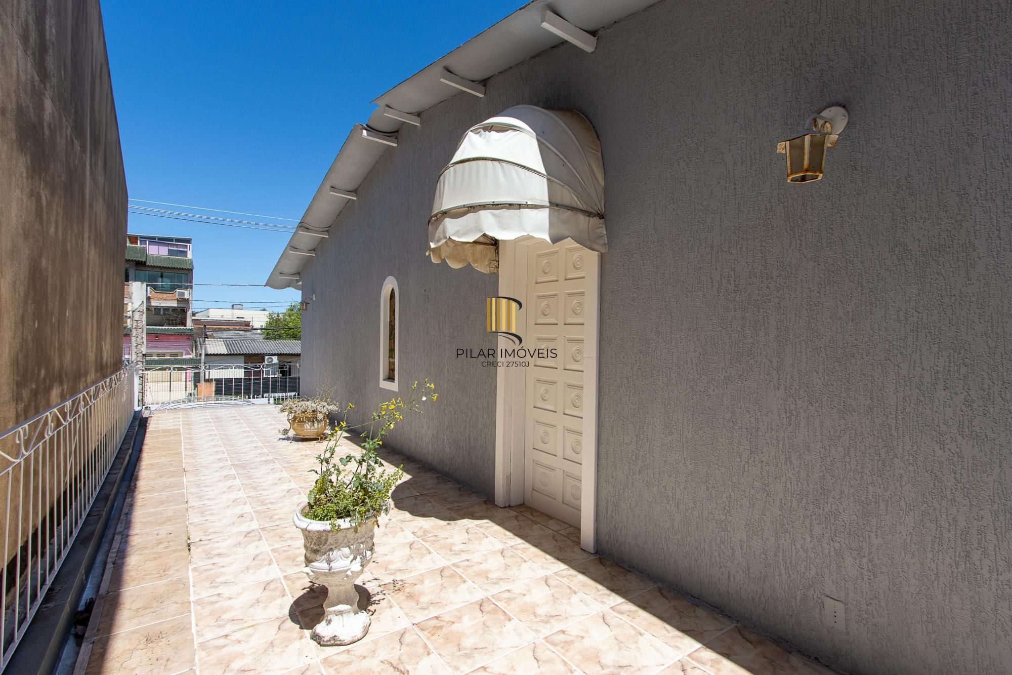 Casa de alvenaria, com 3 quartos, 1 suíte e 3 vagas de garagem.