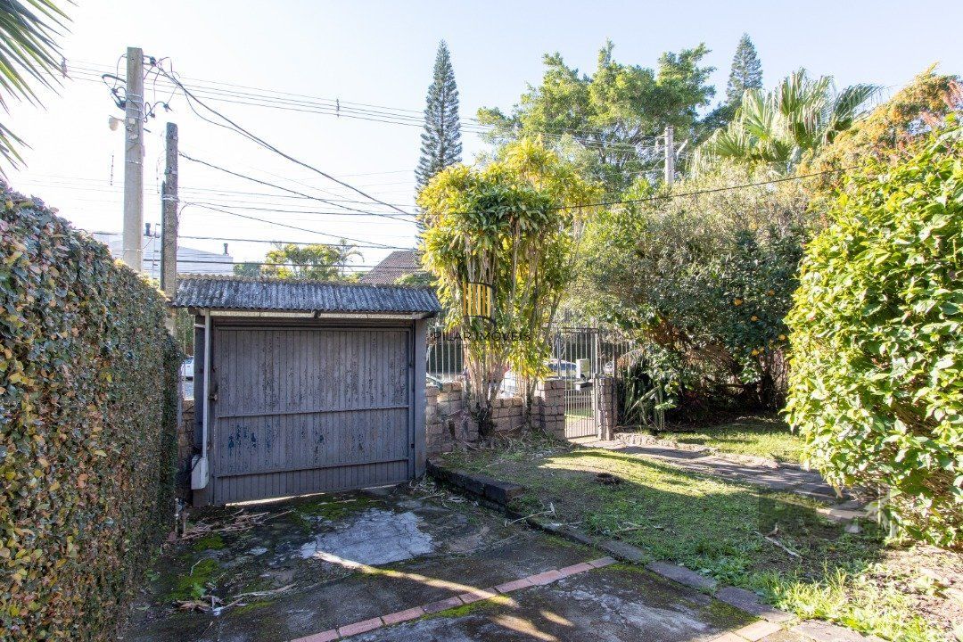 Terreno plano com 439m², localizado na Avenida Copacabana, no limite entre os bairros Tristeza e Assunção