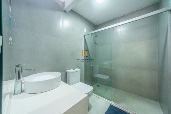 Casa com 3 suítes amplas, além de uma sala generoso com lareira e 2 vagas de garagem.