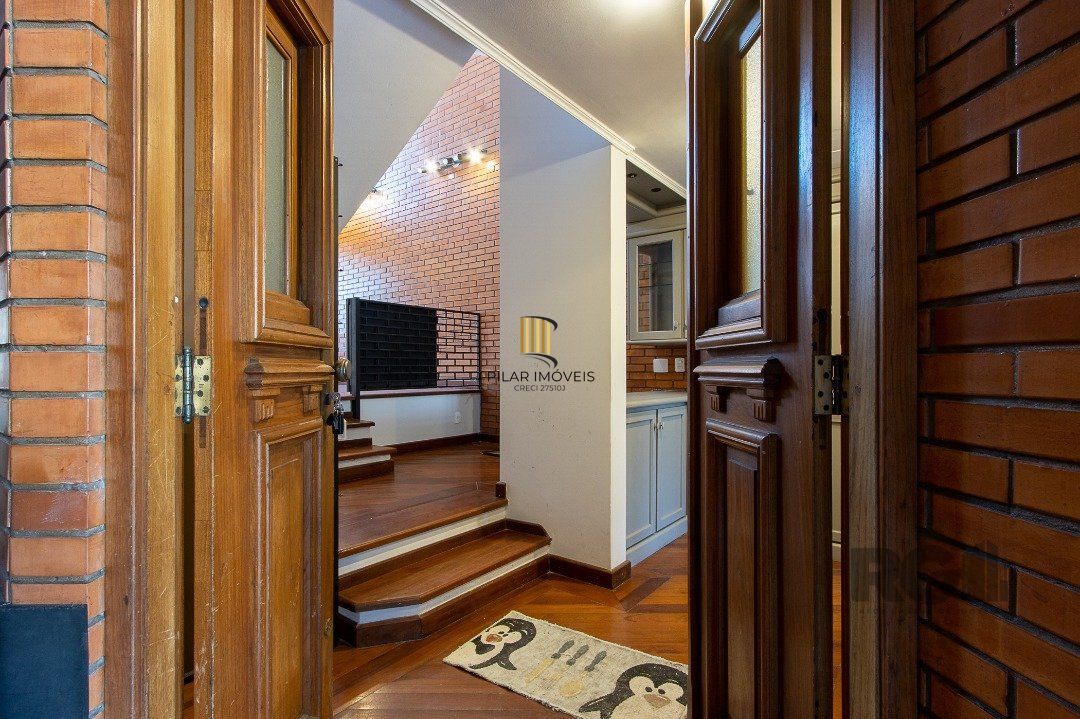 Excelente casa de 3 andares em condomínio fechado