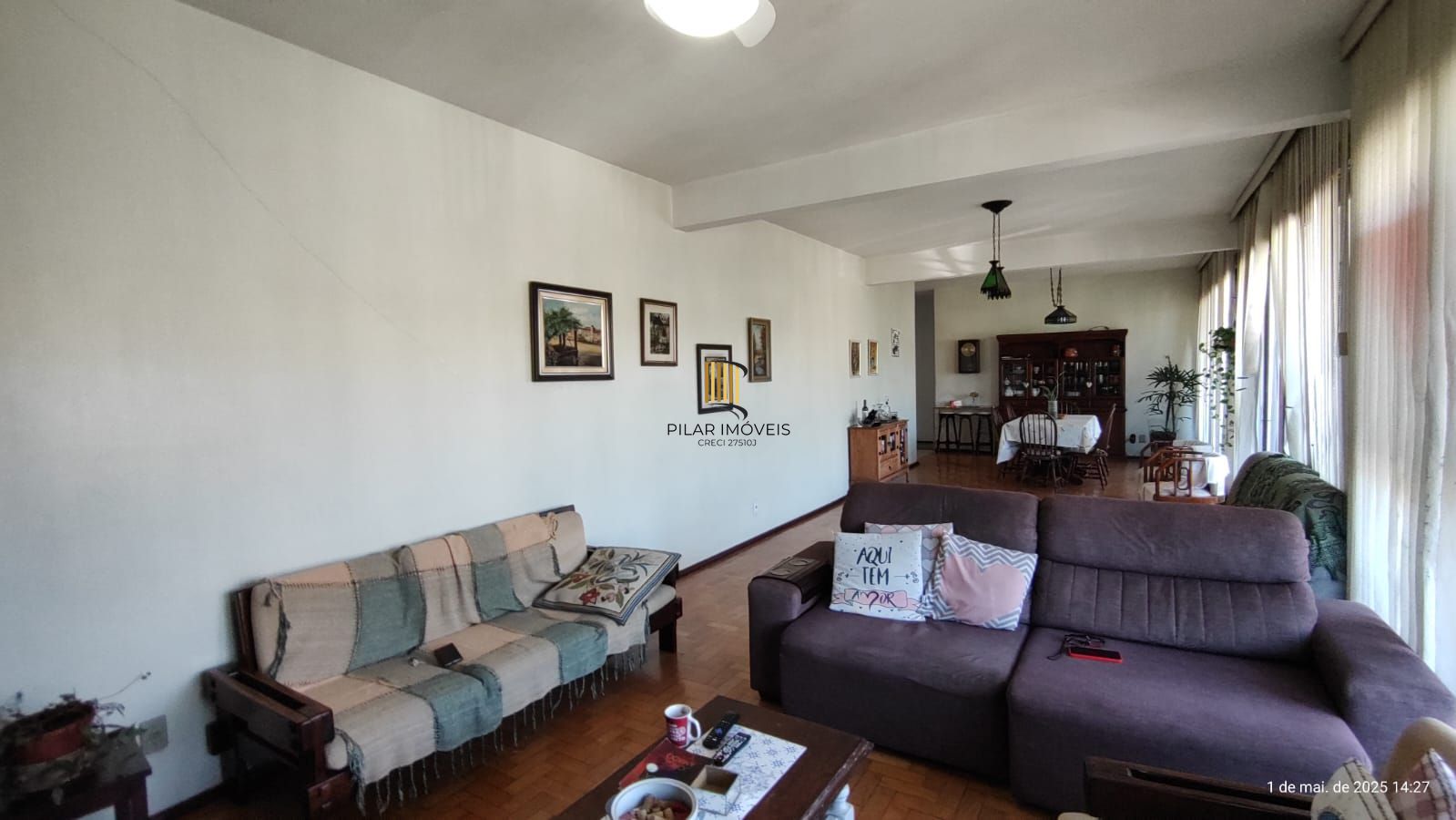 Apartamento de 4 dormitórios, 2 suítes, living amplo e arejado com sacada.