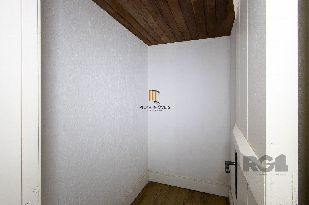 Casa Condomínio a Venda - 880m², 5 dormitórios, sendo 2 suítes, a master com lareira, 4 vagas - Cavalhada
