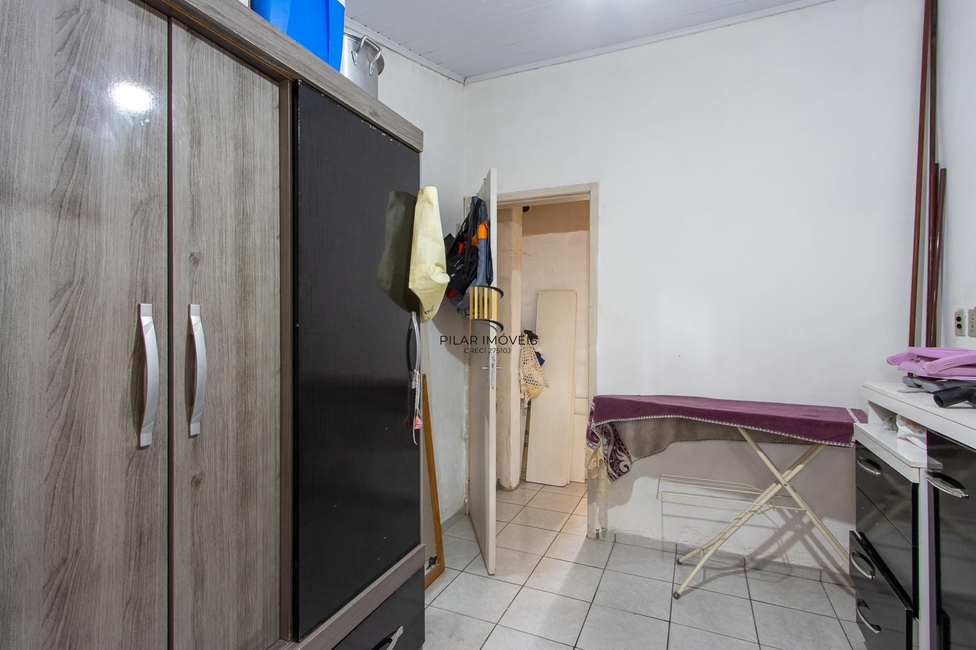 Casa de 4 dormitórios, 2 suítes, piscina, pátio e 2 vagas de garagem.