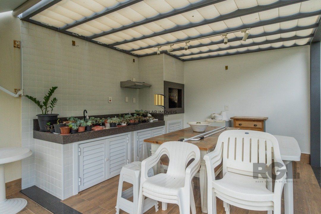 Casa semimobiliada e possui 3 suítes (sendo 1 delas master com closet e hidro)
