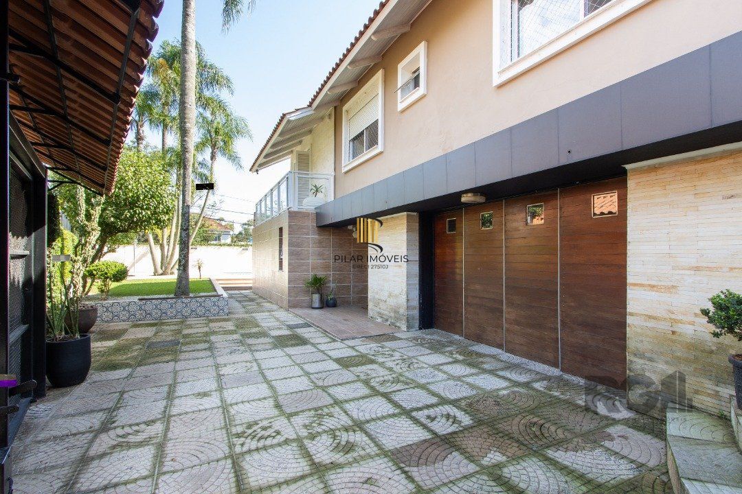 Casa a venda no bairro Guarujá com 4 dormitórios, piscina e salão de festas