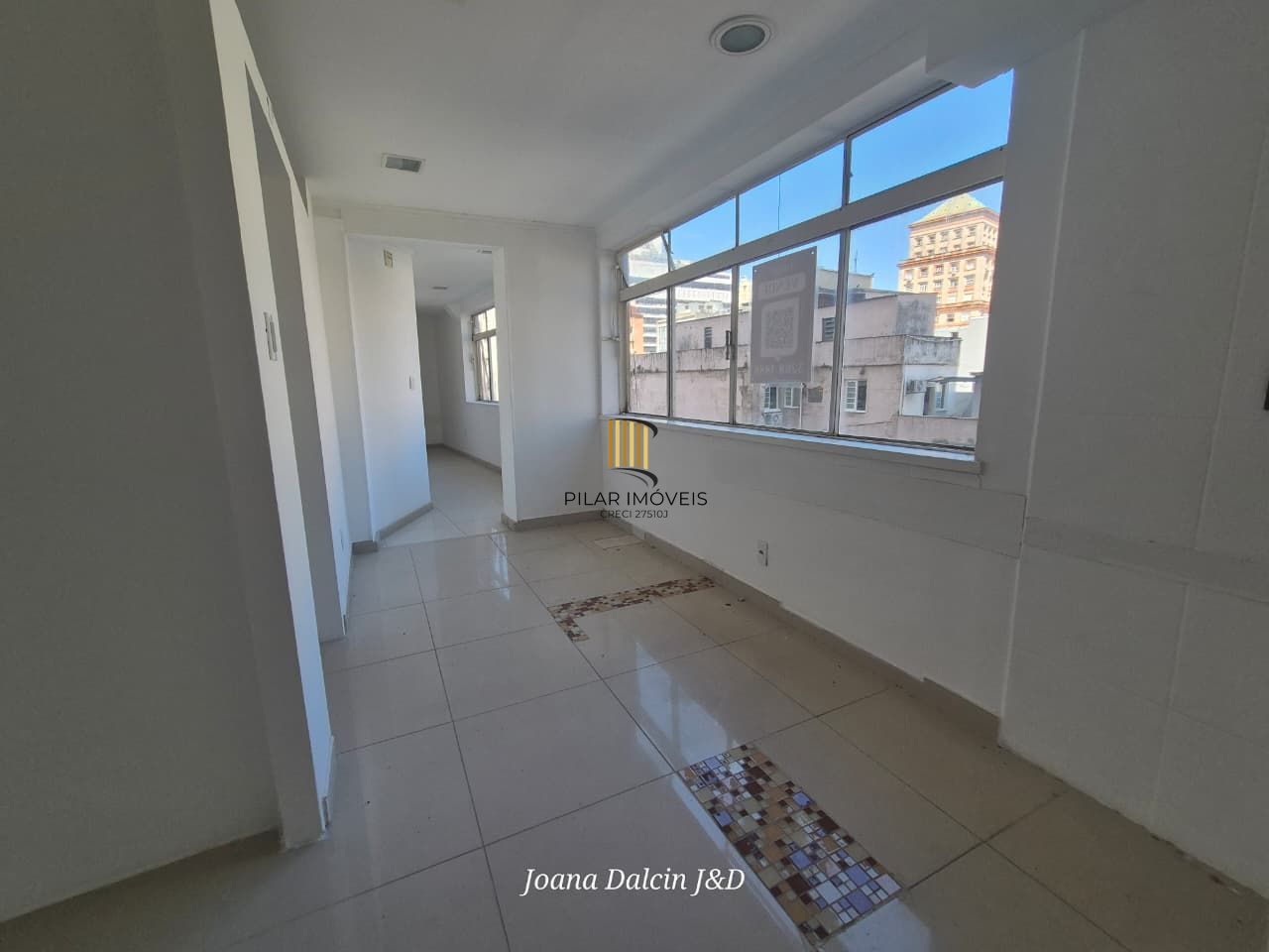 Excelente sala comercial na Galeria Malcon na Andradas